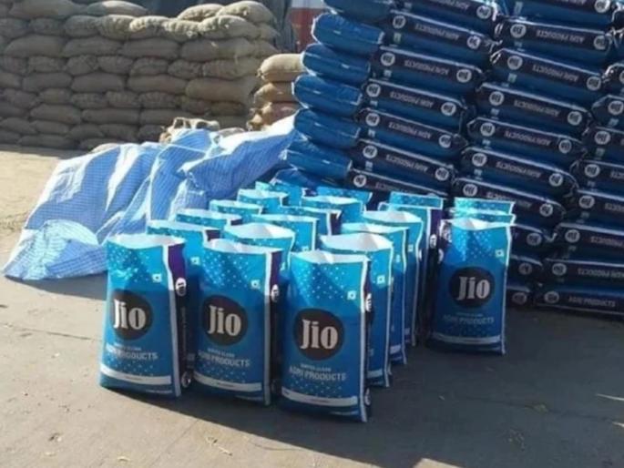 company sell flour by using name and logo of jio surat police arrested four people | ऐकावं ते नवलंच! जिओचा लोगो वापरून विकत होते गव्हाचे पीठ; चौघे अटकेत