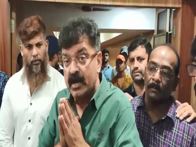 Bisleri box given to the mayor for Thane dam | Video : ठाण्याच्या धरणासाठी आव्हाडांनी दिला महापौरांना बिस्लरीचा बॉक्स