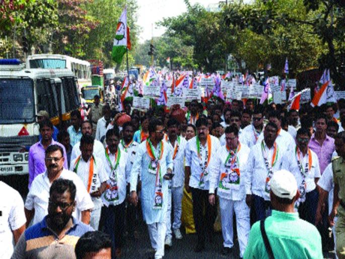 by selling water, runs Shivsainik's house - Jitendra Awhad | पाणी विकून शिवसैनिक घर चालवतात, राष्ट्रवादीच्या मोर्चात जितेंद्र आव्हाडांचा आरोप