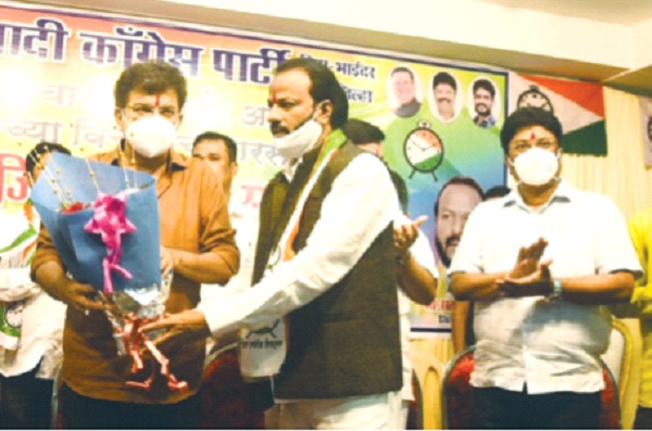 Demolish former MLA's hotel, Jitendra Awhad's challenge to Municipal Commissioner | माजी आमदारांचे हॉटेल पाडून दाखवा, जितेंद्र आव्हाड यांचे पालिका आयुक्तांना आव्हान