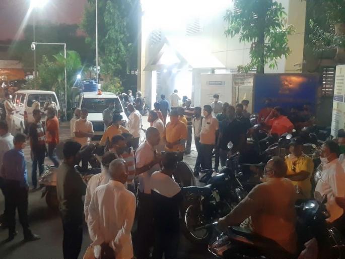 Crime against Jitendra Bhave and Amol Jadhav in half-naked agitation case | अर्धनग्न आंदोलनप्रकरणी जितेंद्र भावे, अमोल जाधव यांच्यावर गुन्हा Crime against Jitendra Bhave and Amol Jadhav in half-naked agitation case | अर्धनग्न आंदोलनप्रकरणी जितेंद्र भावे, अमोल जाधव यांच्यावर गुन्हा