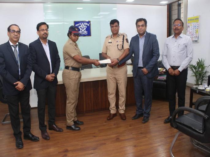 A bank gave a check of 50 lakhs to a policewoman who lost her eye during a train journey as insurance | रेल्वे प्रवासात डोळा गमावलेल्या महिला पोलिसाला वीम्यापोटी बँकेने दिला ५० लाखांचा धनादेश A bank gave a check of 50 lakhs to a policewoman who lost her eye during a train journey as insurance | रेल्वे प्रवासात डोळा गमावलेल्या महिला पोलिसाला वीम्यापोटी बँकेने दिला ५० लाखांचा धनादेश