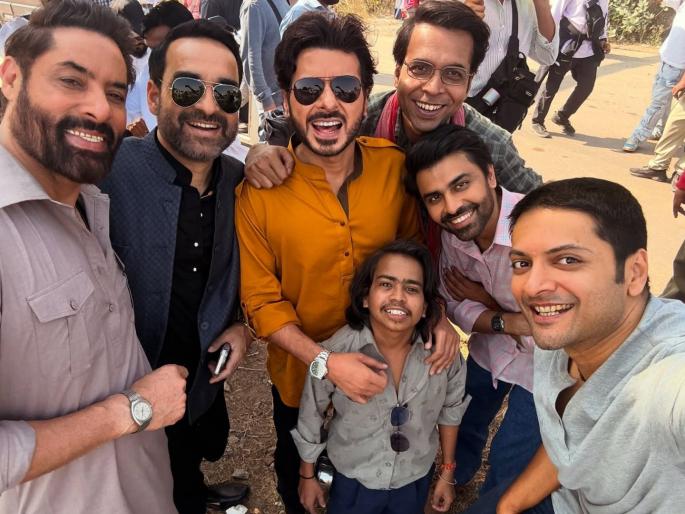 jitendra kumar seen on the sets of Mirzapur film ali fazal shares a selfie viral | 'मिर्झापूर'मध्ये झाली जितेंद्र कुमारची एन्ट्री, 'सचिवजी' आता साकारणार 'ही' भूमिका, फोटो व्हायरल