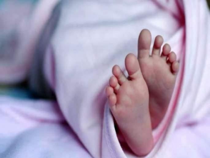 An alive infant with 24 fingers was found on roadside in Bhadravati | हातापायाला २४ बोटांचे अर्भक रस्त्याच्या कडेला आढळले; भद्रावतीतील घटना, एकच खळबळ An alive infant with 24 fingers was found on roadside in Bhadravati | हातापायाला २४ बोटांचे अर्भक रस्त्याच्या कडेला आढळले; भद्रावतीतील घटना, एकच खळबळ