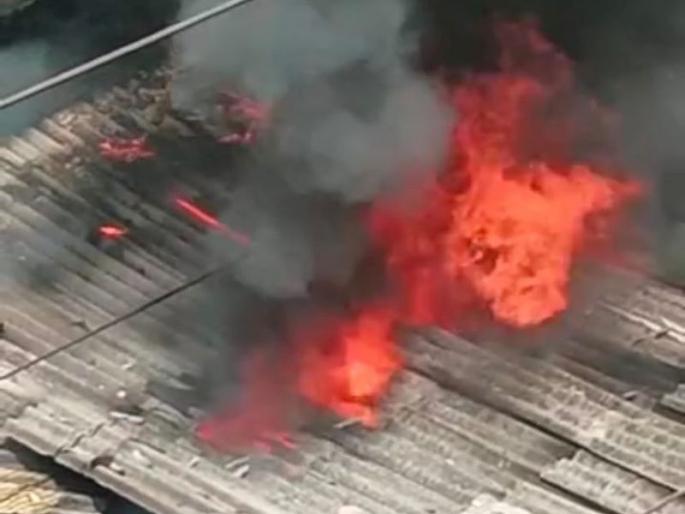 A high voltage power line collapsed on two houses in Mumbra; Four people from the same family were injured | मुंब्र्यातील दोन घरांवर उच्च दाबाची वीज वाहिनी कोसळली; एकाच कुटुंबातील चार जण जखमी A high voltage power line collapsed on two houses in Mumbra; Four people from the same family were injured | मुंब्र्यातील दोन घरांवर उच्च दाबाची वीज वाहिनी कोसळली; एकाच कुटुंबातील चार जण जखमी