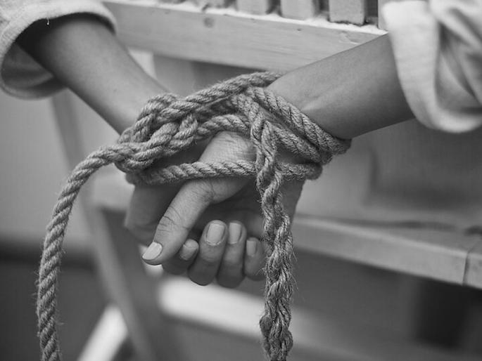 a young woman was tied with a rope and tried to steal gold from the house In Jalgaon | म्हातारी खूप सोनं घालते, लॉकरची चावी कुठेय?; तरुणीला दोरीने बांधले,तोंडात बोळाही खुपसला a young woman was tied with a rope and tried to steal gold from the house In Jalgaon | म्हातारी खूप सोनं घालते, लॉकरची चावी कुठेय?; तरुणीला दोरीने बांधले,तोंडात बोळाही खुपसला