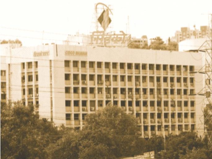 Restrictions on the general public, but a barrier for brokers | सर्वसामान्यांवर निर्बंध, दलालांसाठी मात्र पायघड्या Restrictions on the general public, but a barrier for brokers | सर्वसामान्यांवर निर्बंध, दलालांसाठी मात्र पायघड्या