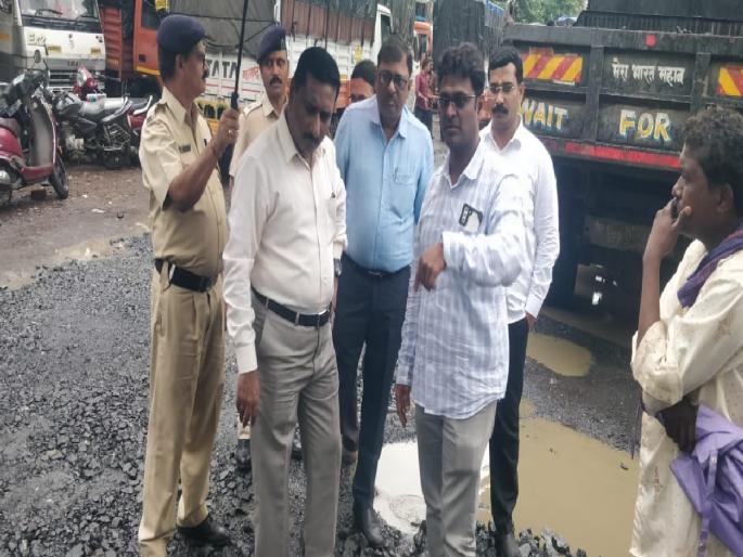 Inspection of road potholes by Ulhasnagar Municipal Commissioner | उल्हासनगर महापालिका आयुक्ताकडून रस्त्यातील खड्ड्यांची पाहणी Inspection of road potholes by Ulhasnagar Municipal Commissioner | उल्हासनगर महापालिका आयुक्ताकडून रस्त्यातील खड्ड्यांची पाहणी
