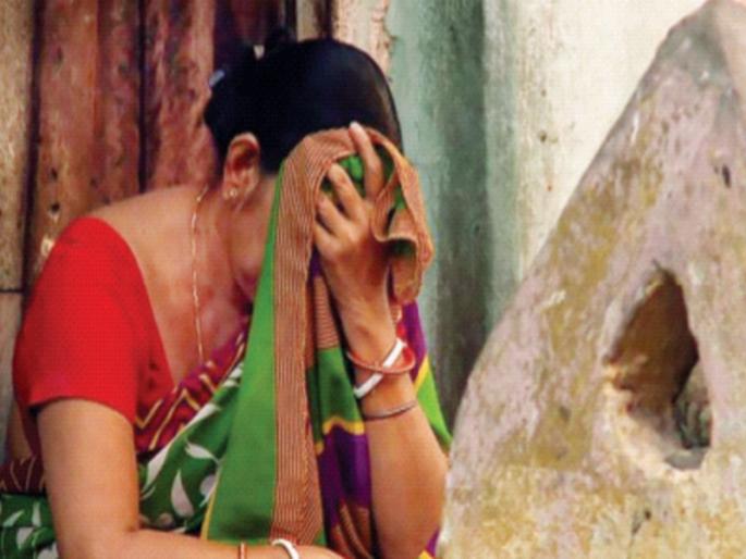 Lakshmi, who was rejected by her father-in-law, spent the night of Lakshmi Puja at the bus stand | सासरच्यांनी नाकारलेल्या ‘लक्ष्मी’ने काढली चक्क बसस्थानकावर लक्ष्मीपूजनाची रात्र Lakshmi, who was rejected by her father-in-law, spent the night of Lakshmi Puja at the bus stand | सासरच्यांनी नाकारलेल्या ‘लक्ष्मी’ने काढली चक्क बसस्थानकावर लक्ष्मीपूजनाची रात्र