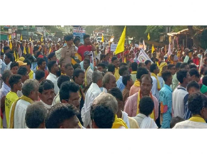 Adivasi brothers took to the streets over beating a minor girl | अल्पवयीन मुलीला मारहाण; आदिवासी बांधव उतरले रस्त्यावर