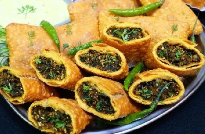 amravati famous sambhar badi one of the famous breakfast or snack of the city | अमरावतीची फेमस 'सांभारवडी', एकदा खातो तो प्रेमातच पडतो.. amravati famous sambhar badi one of the famous breakfast or snack of the city | अमरावतीची फेमस 'सांभारवडी', एकदा खातो तो प्रेमातच पडतो..