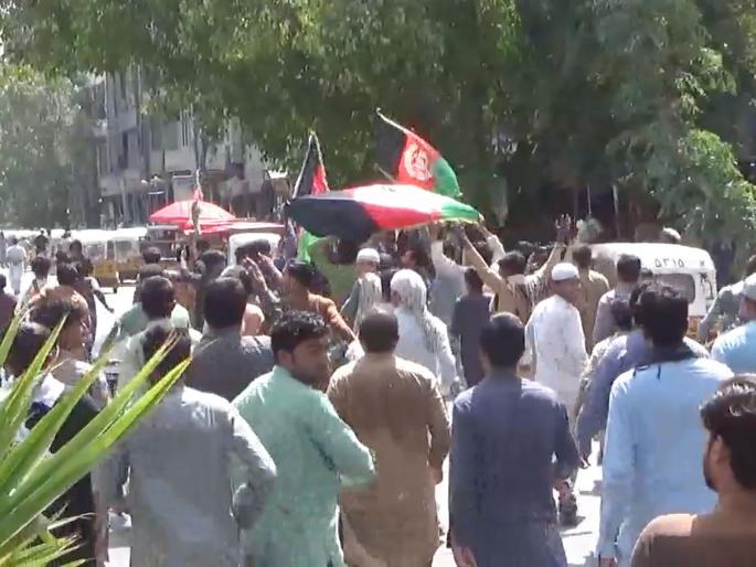 Afghanistan's defense minister has begun mobilizing people opposed to the Taliban. | Afghanistan Crisis: तालिबान विरोधकांची जमवाजमव; संघर्षासाठी सज्ज झालेल्या जमावाच्या वेगवान हालचाली Afghanistan's defense minister has begun mobilizing people opposed to the Taliban. | Afghanistan Crisis: तालिबान विरोधकांची जमवाजमव; संघर्षासाठी सज्ज झालेल्या जमावाच्या वेगवान हालचाली
