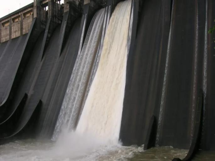Only 15% of reservoirs remain; By the end of July, Mumbaikars will have enough water to quench their thirst | तलावांमध्ये उरला अवघा 15% जलसाठा; जुलैअखेरपर्यंत मुंबईकरांची तहान भागेल इतकेच पाणी Only 15% of reservoirs remain; By the end of July, Mumbaikars will have enough water to quench their thirst | तलावांमध्ये उरला अवघा 15% जलसाठा; जुलैअखेरपर्यंत मुंबईकरांची तहान भागेल इतकेच पाणी