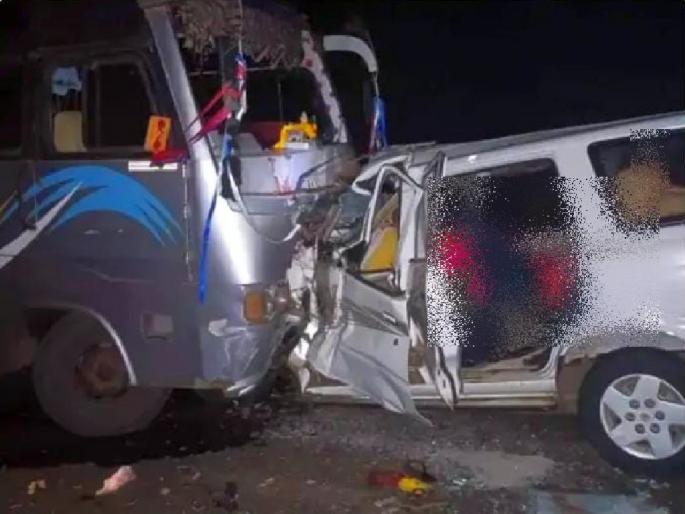 11 killed in horrific Bus-four-wheeler collision on amravati-betul road; The dead included five members of the same family | बस-तवेराची जबर धडक, भीषण अपघातात ११ ठार; मृतांमध्ये एकाच कुटुंबातील ५ जणांचा समावेश 11 killed in horrific Bus-four-wheeler collision on amravati-betul road; The dead included five members of the same family | बस-तवेराची जबर धडक, भीषण अपघातात ११ ठार; मृतांमध्ये एकाच कुटुंबातील ५ जणांचा समावेश