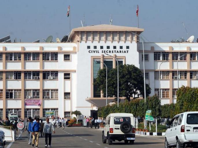 Connection with terrorists, four officers dismissed, action against 54 people in 3 years | दहशतवाद्यांशी संबंध, जम्मू-काश्मीरमध्ये चार अधिकारी बडतर्फ, ३ वर्षांत ५४ जणांवर कारवाई Connection with terrorists, four officers dismissed, action against 54 people in 3 years | दहशतवाद्यांशी संबंध, जम्मू-काश्मीरमध्ये चार अधिकारी बडतर्फ, ३ वर्षांत ५४ जणांवर कारवाई