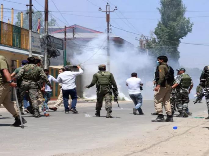 kashmiri pandit killed by terrorists shocking incident of target killing | काश्मिरी पंडिताची दहशताद्यांकडून हत्या; टार्गेट किलिंगची धक्कादायक घटना kashmiri pandit killed by terrorists shocking incident of target killing | काश्मिरी पंडिताची दहशताद्यांकडून हत्या; टार्गेट किलिंगची धक्कादायक घटना
