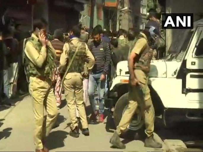 Two people have died in a terrorist attack in Srinagar | श्रीनगरमध्ये दहशतवादी हल्ला, दोन नागरिक मृत्युमुखी   Two people have died in a terrorist attack in Srinagar | श्रीनगरमध्ये दहशतवादी हल्ला, दोन नागरिक मृत्युमुखी