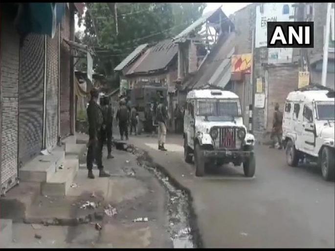 Two terrorists gunned down by security forces in Bunbazaar, Shopian | काश्मीरमध्ये सुरक्षा दलांकडून दोन दहशतवाद्यांना कंठस्नान Two terrorists gunned down by security forces in Bunbazaar, Shopian | काश्मीरमध्ये सुरक्षा दलांकडून दोन दहशतवाद्यांना कंठस्नान