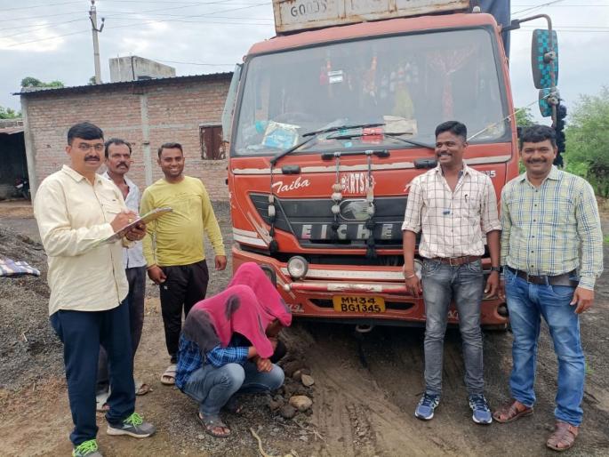 Black market of 'ration' rice; 14.46 lakh stock seized along with cargo truck | ‘कंट्रोल’च्या तांदळाचा काळाबाजार; मालवाहूसह १४.४६ लाखांचा साठा जप्त Black market of 'ration' rice; 14.46 lakh stock seized along with cargo truck | ‘कंट्रोल’च्या तांदळाचा काळाबाजार; मालवाहूसह १४.४६ लाखांचा साठा जप्त