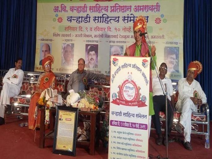 Gadgebaba was Great varhadi Literary: Satish Taral | गाडगेबाबा थोर वऱ्हाडी साहित्यिक: सतीश तराळ Gadgebaba was Great varhadi Literary: Satish Taral | गाडगेबाबा थोर वऱ्हाडी साहित्यिक: सतीश तराळ