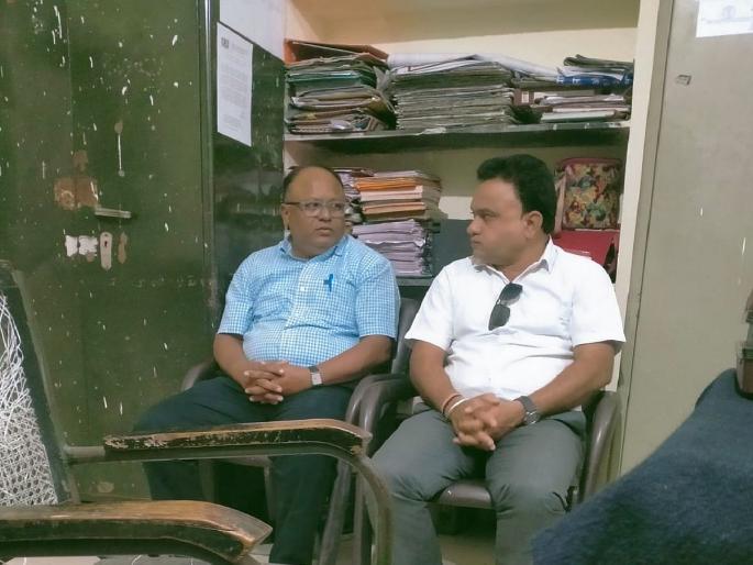 Drug inspector shackled while accepting bribe of 10,000 | चांगला रिपोर्ट हवा असेल तर १० हजार रुपये द्या.., लाच स्वीकारताना औषधी निरीक्षकास बेड्या Drug inspector shackled while accepting bribe of 10,000 | चांगला रिपोर्ट हवा असेल तर १० हजार रुपये द्या.., लाच स्वीकारताना औषधी निरीक्षकास बेड्या