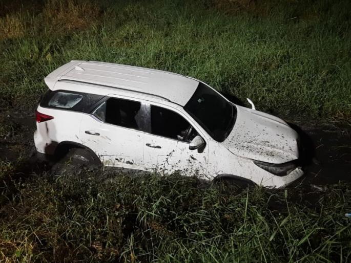 Succeeded in rescuing six people trapped in the mud of the creek with their car | कारसह खाडीच्या चिखलात अडकलेल्या सहा जणांना सुखरूप बाहेर काढण्यात यश