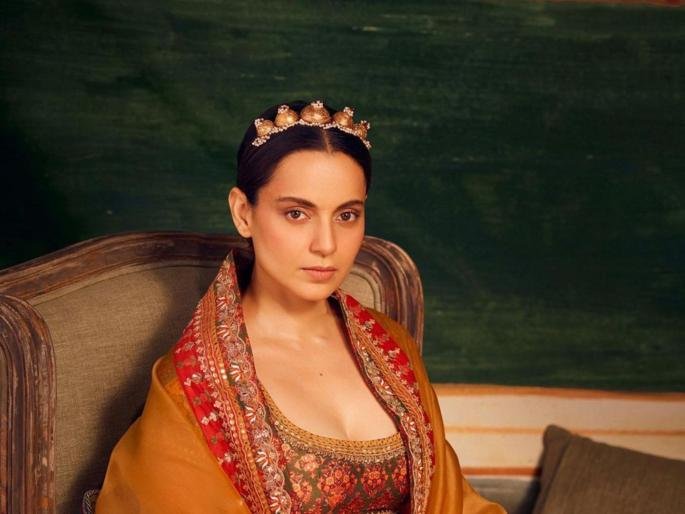 Is Kangana Ranaut getting married? The actress invited the paparazzi after distributing invitation cards | कंगना राणौत करतेय लग्न? अभिनेत्रीनं निमंत्रण पत्रिका वाटून बोलावलं पापाराझींना Is Kangana Ranaut getting married? The actress invited the paparazzi after distributing invitation cards | कंगना राणौत करतेय लग्न? अभिनेत्रीनं निमंत्रण पत्रिका वाटून बोलावलं पापाराझींना