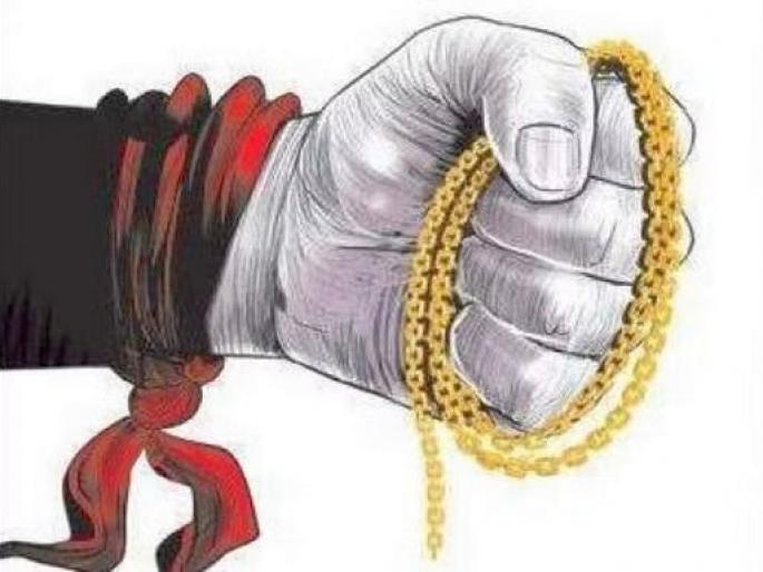 thief Entered the house in the afternoon and strangled the old woman, robbed her of a chain worth one and a half tolas | भर दुपारी घरात शिरून वृद्धेचा गळा दाबला, दीड तोळ्याची चेन लुटली thief Entered the house in the afternoon and strangled the old woman, robbed her of a chain worth one and a half tolas | भर दुपारी घरात शिरून वृद्धेचा गळा दाबला, दीड तोळ्याची चेन लुटली