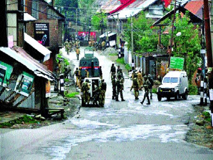 Three dead, Army firing by militants; Controversy between BJP-PDP | काश्मिरातील मृतांची संख्या तीनवर, लष्कराचा गोळीबार; भाजपा-पीडीपी यांच्यात वादावादी Three dead, Army firing by militants; Controversy between BJP-PDP | काश्मिरातील मृतांची संख्या तीनवर, लष्कराचा गोळीबार; भाजपा-पीडीपी यांच्यात वादावादी