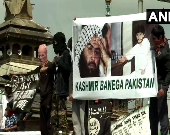 terrorists Firing on family who celebrating Eid ; Kill a woman | धक्कादायक! ईद साजरी करत असताना दहशतवाद्यांचा गोळीबार; एक महिला ठार terrorists Firing on family who celebrating Eid ; Kill a woman | धक्कादायक! ईद साजरी करत असताना दहशतवाद्यांचा गोळीबार; एक महिला ठार