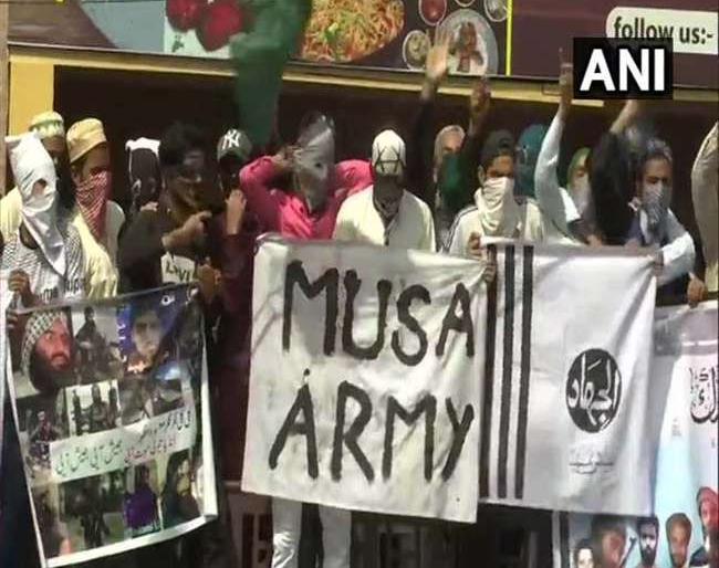 Stone pelting in Kashmir on the day of Eid; Terrorists posters | ईदच्या दिवशीही काश्मीरमध्ये दगडफेक; दहशतवाद्यांचे पोस्टर झळकावले Stone pelting in Kashmir on the day of Eid; Terrorists posters | ईदच्या दिवशीही काश्मीरमध्ये दगडफेक; दहशतवाद्यांचे पोस्टर झळकावले