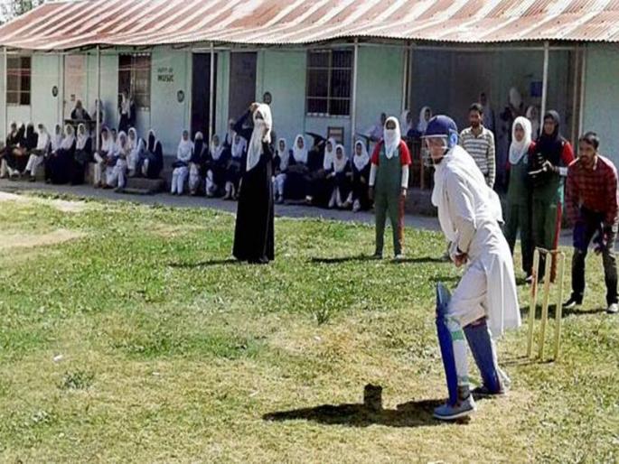 Inspirational! The battle of equality in battles with Burkha and Hijab is in the fight | प्रेरणादायी! बुरखा आणि हिजाबमध्ये क्रिकेट खेळून त्या लढताहेत समतानतेची लढाई  Inspirational! The battle of equality in battles with Burkha and Hijab is in the fight | प्रेरणादायी! बुरखा आणि हिजाबमध्ये क्रिकेट खेळून त्या लढताहेत समतानतेची लढाई