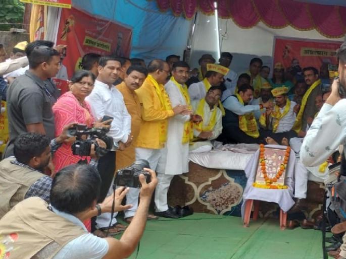 OBC federation's hunger strike called off after 21 days in the presence of Dy CM Devendra Fadnavis and sudhir mungantiwar | ओबीसी महासंघाचं २१ दिवसांपासून सुरू असलेलं उपोषण मागे, उपमुख्यमंत्री फडणवीसांनी दिलं 'हे' आश्वासन