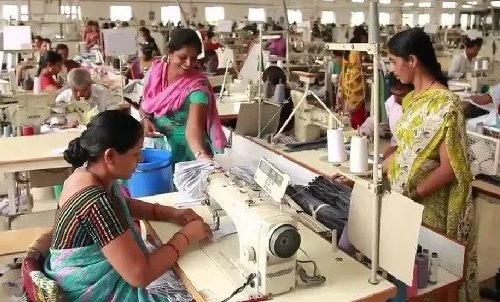 Gagan Bharari of Jalgaon Women Entrepreneurs without any training | कुठलेही प्रशिक्षण न घेता जळगावच्या महिला उद्योजकांची गगन भरारी Gagan Bharari of Jalgaon Women Entrepreneurs without any training | कुठलेही प्रशिक्षण न घेता जळगावच्या महिला उद्योजकांची गगन भरारी