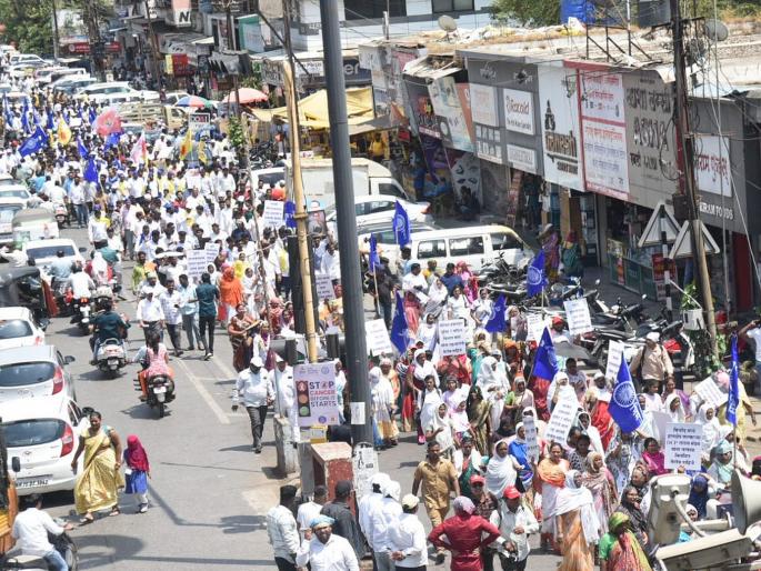 Protest at the District Collector's Office over the murder of Jadhav brothers | जाधव बंधूंच्या हत्येप्रकरणी जिल्हाधिकारी कार्यालयावर मोर्चा  Protest at the District Collector's Office over the murder of Jadhav brothers | जाधव बंधूंच्या हत्येप्रकरणी जिल्हाधिकारी कार्यालयावर मोर्चा