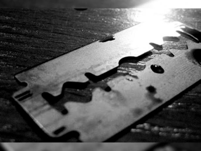 man stabbed his own neck with a blade and also injured his wife | स्वत:च्या गळ्यावर ब्लेडने वार; पत्नीसही केले जखमी man stabbed his own neck with a blade and also injured his wife | स्वत:च्या गळ्यावर ब्लेडने वार; पत्नीसही केले जखमी