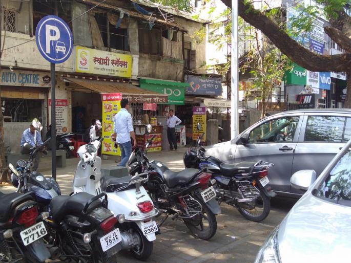 confusion about parking at jm road | जेएम राेडवर पार्किंगबाबत 'कन्फ्युजन ही कन्फुजन है' confusion about parking at jm road | जेएम राेडवर पार्किंगबाबत 'कन्फ्युजन ही कन्फुजन है'