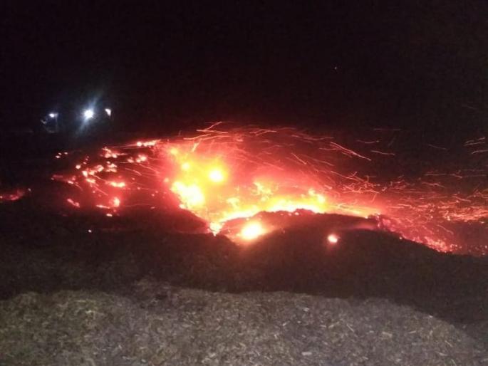 Barn fire at Akolabazar | अकोलाबाजार येथे गोठ्याला आग Barn fire at Akolabazar | अकोलाबाजार येथे गोठ्याला आग