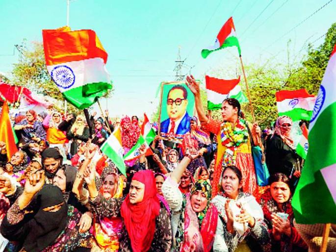 Video Viral: Policeman sticks in 'Jamia' | व्हिडिओ व्हायरल : ‘जामिया’त पोलिसांचा लाठीमार