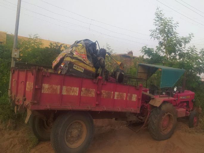 a 5 year old girl died and 4 people injured in sand transport tractor-auto collision | रेती वाहतुकीच्या ट्रॅक्टरने घेतला चिमुकलीचा जीव; चार जण जखमी a 5 year old girl died and 4 people injured in sand transport tractor-auto collision | रेती वाहतुकीच्या ट्रॅक्टरने घेतला चिमुकलीचा जीव; चार जण जखमी