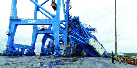 Three cranes of JNPT in the wreckage | जेएनपीटीच्या तीन क्रे न्स भंगारात Three cranes of JNPT in the wreckage | जेएनपीटीच्या तीन क्रे न्स भंगारात