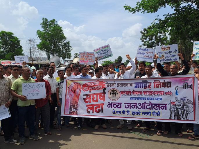 Agitators stopped before closing JNPT highway Karanjade residents protest for water | जेएनपीटी महामार्ग बंद करण्यापूर्वीच आंदोलकांना रोखले ;पाण्यासाठी करंजाडे वासियांचे आंदोलन Agitators stopped before closing JNPT highway Karanjade residents protest for water | जेएनपीटी महामार्ग बंद करण्यापूर्वीच आंदोलकांना रोखले ;पाण्यासाठी करंजाडे वासियांचे आंदोलन