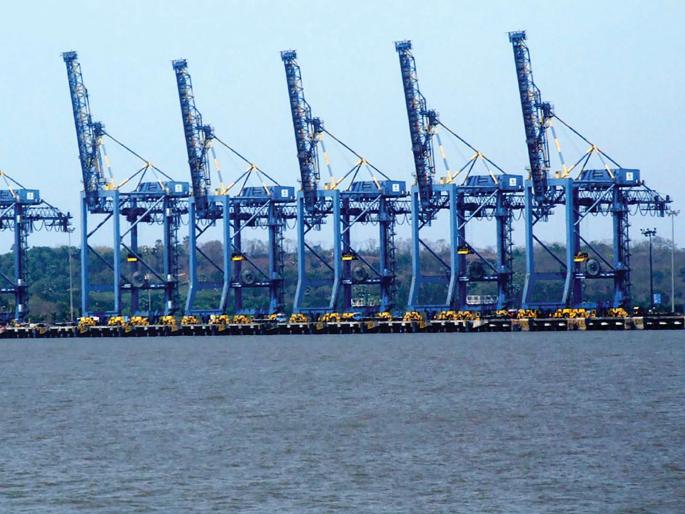 Handling of 51 lakh container goods a year from JNPT port | जेएनपीटी बंदरातून वर्षभरात ५१ लाख कंटेनर मालाची हाताळणी