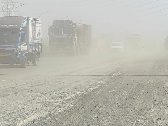 Dust reigns on JNPT highway; An increase in the amount of small gravel on the highway along with the dust | जेएनपीटी महामार्गावर धुळीचे साम्राज्य; धुळीसोबत महामार्गावर लहान खडीच्या प्रमाणात वाढ Dust reigns on JNPT highway; An increase in the amount of small gravel on the highway along with the dust | जेएनपीटी महामार्गावर धुळीचे साम्राज्य; धुळीसोबत महामार्गावर लहान खडीच्या प्रमाणात वाढ