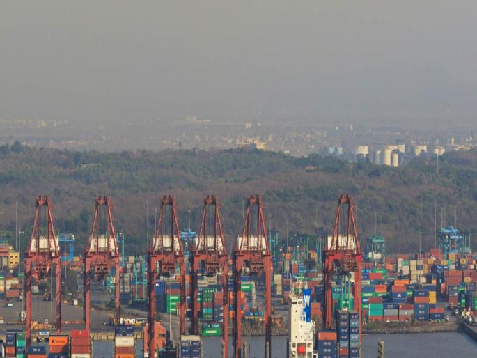 Loss of crores due to Centre's export duty! 800 tonnes of onion rotted in 25 container cargo | केंद्राच्या निर्यात शुल्कामुळे कोट्यवधींचे नुकसान! २५ कंटेनर कार्गोधील ८०० टन कांदा सडला Loss of crores due to Centre's export duty! 800 tonnes of onion rotted in 25 container cargo | केंद्राच्या निर्यात शुल्कामुळे कोट्यवधींचे नुकसान! २५ कंटेनर कार्गोधील ८०० टन कांदा सडला