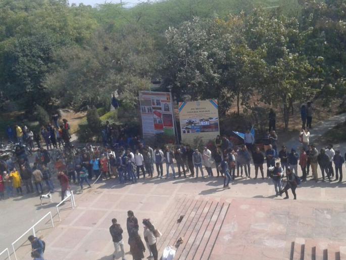 Sticks to 'JNU' students heading to Rashtrapati Bhavan | राष्ट्रपती भवनाकडे निघालेल्या ‘जेएनयू’ विद्यार्थ्यांवर लाठीमार Sticks to 'JNU' students heading to Rashtrapati Bhavan | राष्ट्रपती भवनाकडे निघालेल्या ‘जेएनयू’ विद्यार्थ्यांवर लाठीमार