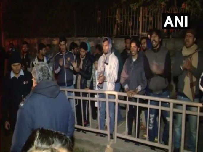 JNU Students Union protesting over compulsory attendance issue | JNUमधील नवीन वाद, 75 टक्के हजेरीची सक्ती रद्द करण्याच्या मागणीसाठी विद्यार्थ्यांचं आंदोलन JNU Students Union protesting over compulsory attendance issue | JNUमधील नवीन वाद, 75 टक्के हजेरीची सक्ती रद्द करण्याच्या मागणीसाठी विद्यार्थ्यांचं आंदोलन