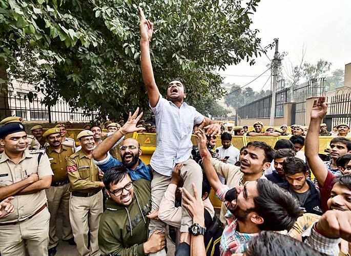 Why are students from across the country & in New Delhi angry & on road? | रस्त्यावर उतरलेले दिल्लीसह देशातले विद्यार्थी का चिडलेत?