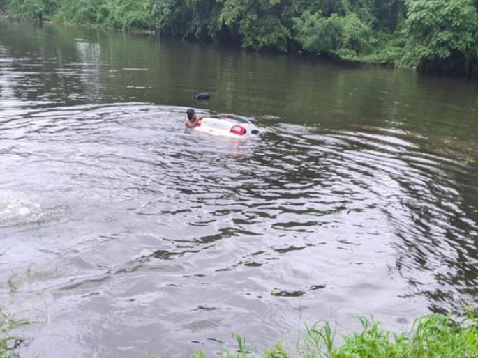 On the Mumbai-Goa highway, a speeding car sank in a lake; No casualties were reported | मुंबई-गोवा महामार्गावर भरधाव वेगाने जाणारी कार तलावात बुडाली; जीवितहानी टळली On the Mumbai-Goa highway, a speeding car sank in a lake; No casualties were reported | मुंबई-गोवा महामार्गावर भरधाव वेगाने जाणारी कार तलावात बुडाली; जीवितहानी टळली