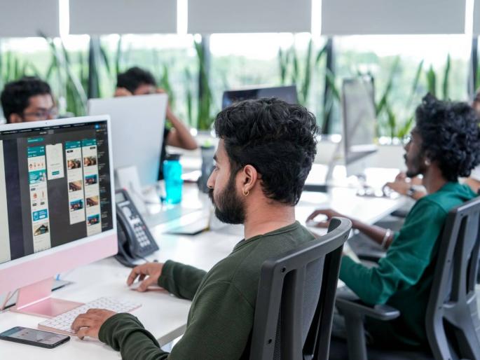82 percent of employees in India are in the mindset of changing jobs this year Work-life balance | भारतातील ८२ टक्के कर्मचारी यावर्षी नोकरी बदलण्याच्या मानसिकतेत; वर्क-लाइफ बॅलेन्स